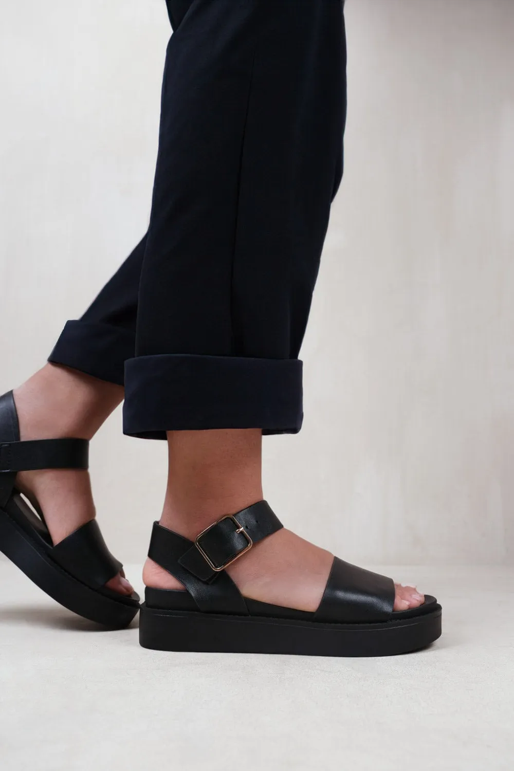 BLACK CLASSIC LOW PLATFORM SANDALS